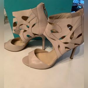 Nine West leather high heel bootie. Size 10 colour cream/nude 4”heel with zip up